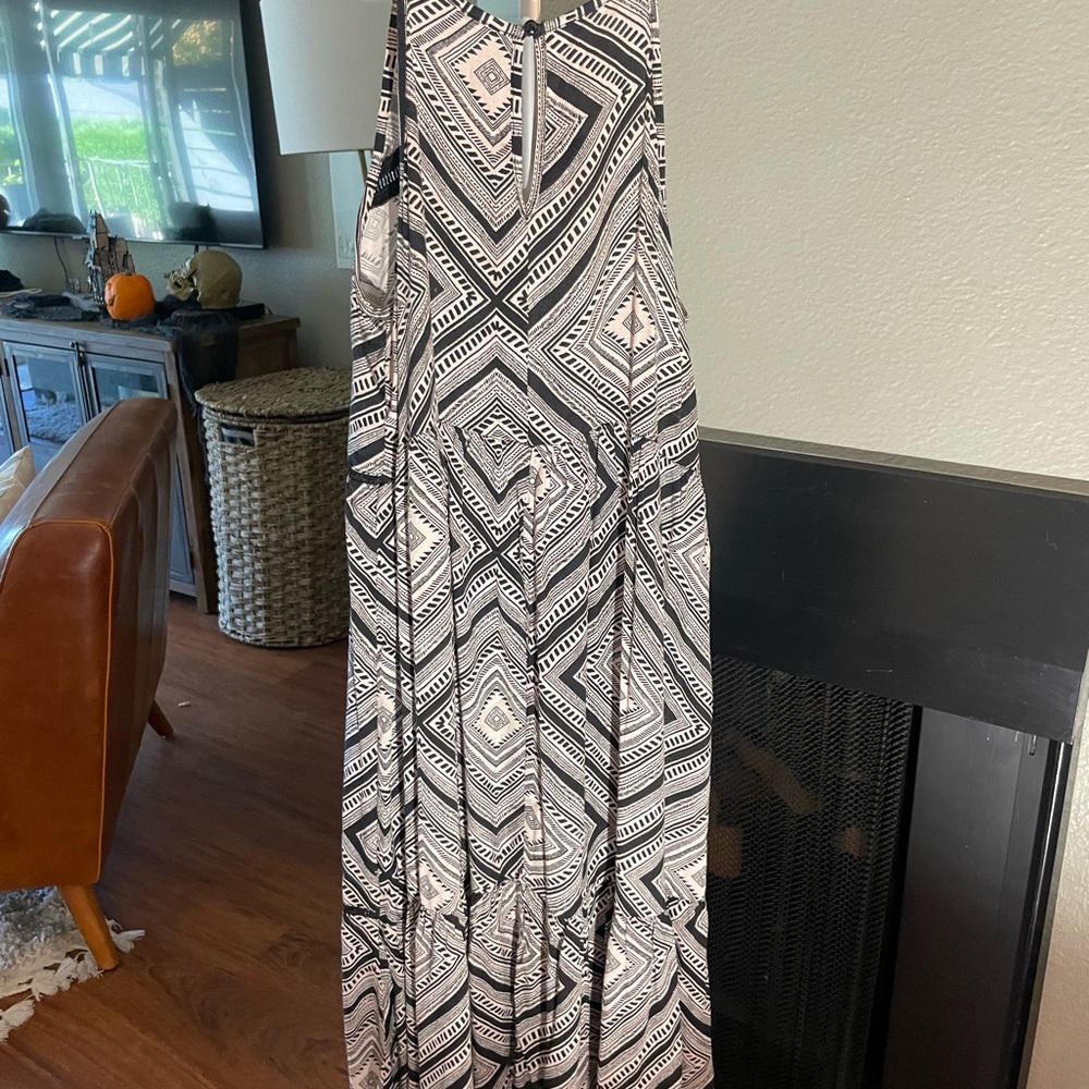 Xhilaration Geometric Black and Gray Top
